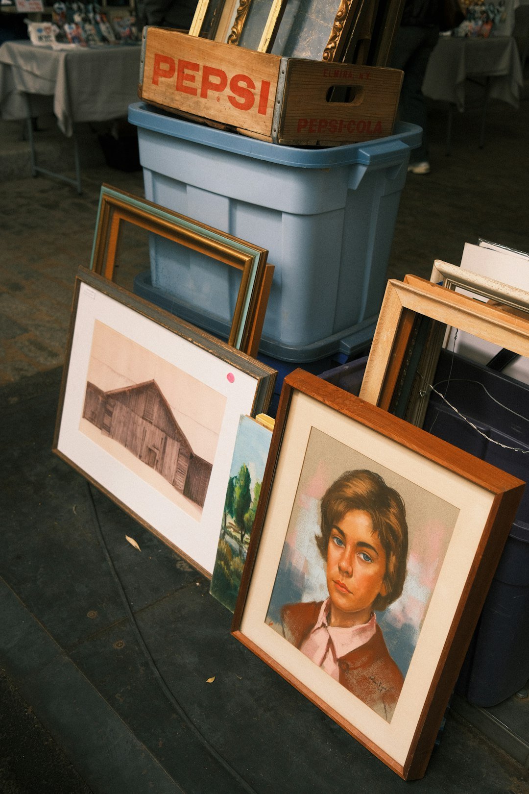 vintage-art-and-frames-are-displayed-for-sale-8sthfp4s-wi