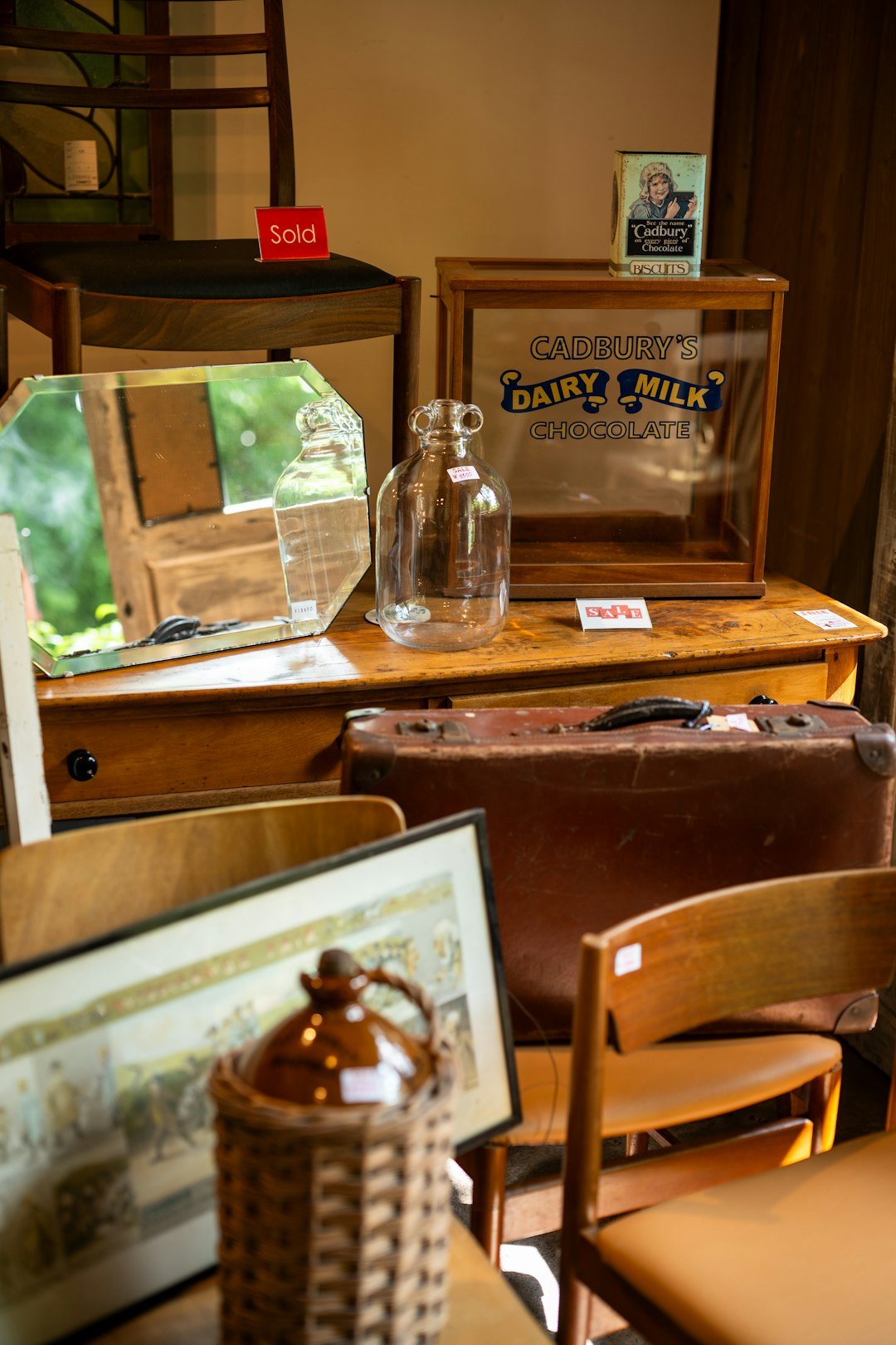 about-img vintage-items-displayed-on-a-table-with-chairs-ylknemhnlsy